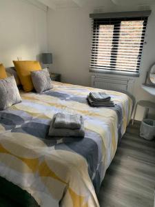 een slaapkamer met een bed met handdoeken erop bij Lakeside retreat - Lodge 2F caer beris holiday park in Builth Wells