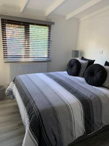 een slaapkamer met een groot bed met 2 kussens erop bij Lakeside retreat - Lodge 2F caer beris holiday park in Builth Wells