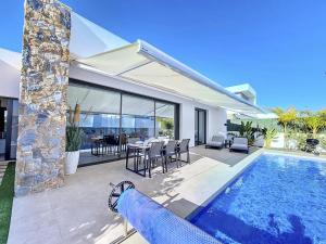 uma villa com uma piscina e uma casa em Villas Alejandra - 8309 em Santiago de la Ribera