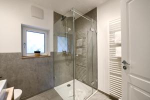 Un baño de Chalet Alpenflair II 33 fotos más