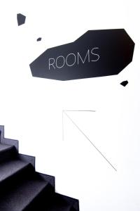 un conjunto de escaleras con un cartel que lee las habitaciones en Design Hostel 101 Dalmatinac, en Split