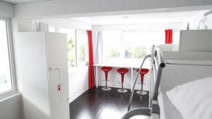 een kamer met twee rode krukken voor een bed bij Design Hostel 101 Dalmatinac in Split