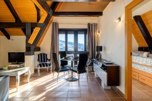 sala de estar con mesa y sillas en una habitación en Penthouse Luxury Boabdil, en Monachil