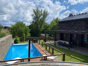 - Vistas al exterior de una casa con piscina en Casa del Ocejón, en Majaelrayo