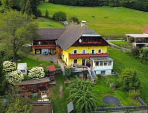 une vue aérienne sur une maison dans un champ dans l'établissement Ferienwohnung Göriacher Stern, à Pusarnitz