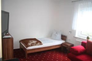 een kleine slaapkamer met een bed en een raam bij Apartment für 3 in Niederau