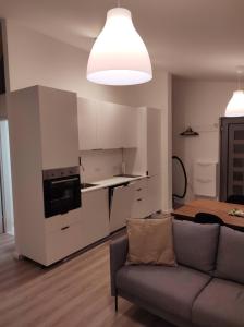 uma sala de estar com um sofá e uma cozinha em Apartment near Parndorf 