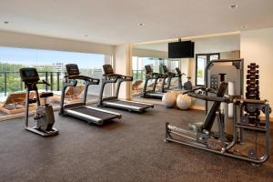 een fitnessruimte met een stel loopbanden in een kamer bij ibis Styles Serpong BSD City in Tangerang