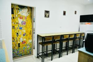 une cuisine avec une table et un tableau mural dans l'établissement La Suerte Ercolano, à Ercolano