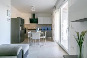 uma sala de estar e cozinha com mesa e cadeiras em Cala Blu em Lido di Jesolo