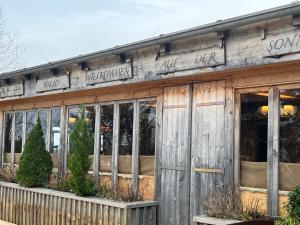 een winkel met houten deuren en ramen bij Sportalm Gipfelglück in Lüdenscheid