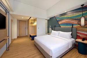 מיטה או מיטות בחדר ב-ibis Styles Serpong BSD City