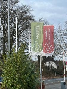 twee vlaggen op palen aan de kant van een weg bij Sportalm Gipfelglück in Lüdenscheid