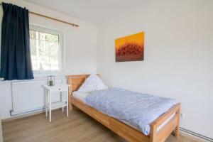 1 dormitorio con cama y ventana en Chalet Nordwald 