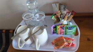 ein weißes Tablett mit Küchenutensilien und Snacks auf dem Tisch in der Unterkunft The Manor House Inn in Shotley Bridge