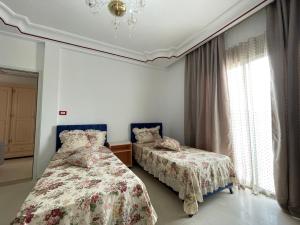 1 dormitorio con 2 camas y lámpara de araña en Casa Trend Hotel and Spa, 