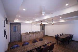una sala de conferencias con mesas y sillas de madera en Hotel Lyf Corporate Suites - Kirti Nagar en Nueva Delhi