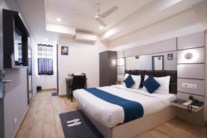 Habitación de hotel con cama grande y escritorio. en Hotel Lyf Corporate Suites - Kirti Nagar en Nueva Delhi