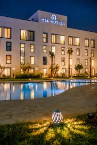 un hôtel avec une piscine en face d'un bâtiment dans l'établissement MIA Mazagan Bay, à El Jadida