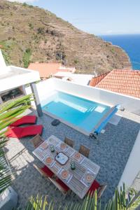 a swimming pool on the roof of a house at Casa Nici in Calheta