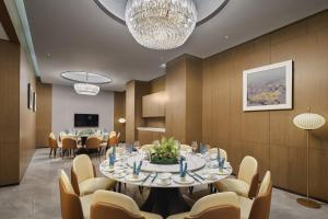 uma sala de jantar com uma grande mesa e cadeiras em voco Xi'an Qindu Legend, an IHG Hotel em Xian