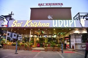 een winkelcentrum met een bord waarop staat: san kittina uup bij Hotel Sai Krishna in Shirdi