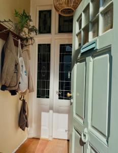 uma porta num corredor com em Familiehuis aan zee met ruim dakterras em Zandvoort