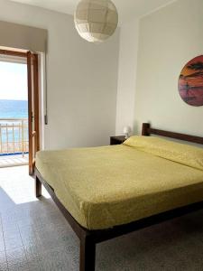 ガリポリにあるPanoramico Appartamento Lido Conchiglieのベッドルーム1室(ベッド1台付)が備わります。
