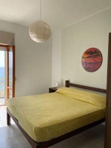 ガリポリにあるPanoramico Appartamento Lido Conchiglieのベッドルーム(ベッド1台、ペンダントライト付)