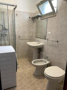 ガリポリにあるPanoramico Appartamento Lido Conchiglieのバスルーム(トイレ、洗面台付)