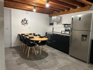 een keuken met een tafel met stoelen en een koelkast bij Appartamento al centro di Cagliari (Marina) in Cagliari