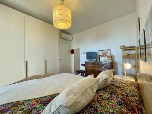 um quarto com uma cama grande e uma televisão em 3-room apartment with sea view, A/C & Free Parking em Ranzi