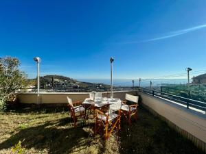 uma mesa e cadeiras numa varanda com vista em 3-room apartment with sea view, A/C & Free Parking em Ranzi