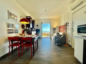 uma sala de jantar com mesa e cadeiras e um quarto em 3-room apartment with sea view, A/C & Free Parking em Ranzi