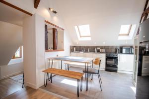 昂布瓦兹的住宿－Amboisian attics，厨房配有桌椅