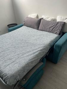 een bed in een kamer met een blauw bedframe bij Your urban flat in Milan in Milaan