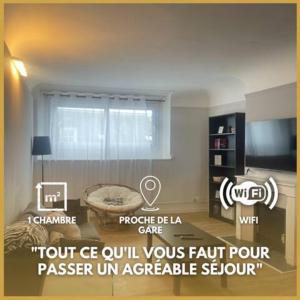 um quarto com uma janela e uma televisão em La Bretonnerie *T2* em Orléans