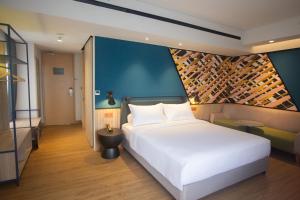 מיטה או מיטות בחדר ב-ibis Styles Serpong BSD City