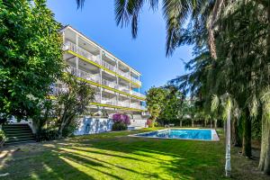 The swimming pool at or close to Tango