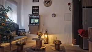 - un salon avec un canapé et une table dans l'établissement MalagaSuite Huelin Urban Estudio, à Malaga