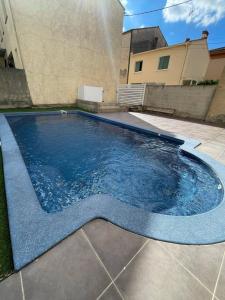 einen Pool in einem Hof mit einem Gebäude in der Unterkunft Spacieuse villa a St Cyprien pour 15 in Saint-Cyprien
