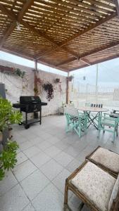 eine Terrasse mit einem Picknicktisch und einem Klavier in der Unterkunft Casa marejada in Caldera