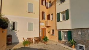 a building with tables and chairs in a courtyard at Borgodieci in Bibbiano