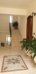 um corredor com uma escada com um tapete no chão em Le Camere di Libero e Roberta em Tropea