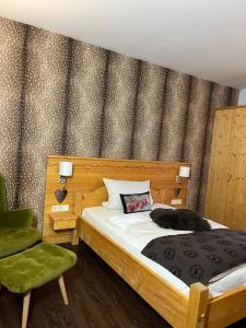 リューデンシャイトにあるSportalm Gipfelglückのベッドルーム1室(ベッド1台、緑の椅子付)