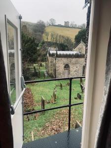 uma vista para um cemitério a partir de uma janela em Ye Olde Nags Head em Castleton