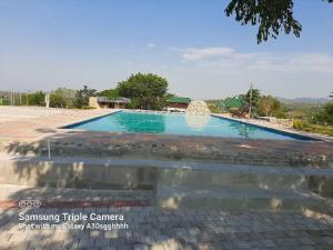 een zwembad in een villa met een resort bij Inkwazi Getaway Lodge in Manzini