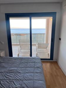 アルテアにあるApartamento en Altea con vistas al marのベッドルーム1室(ベッド1台付)が備わります。