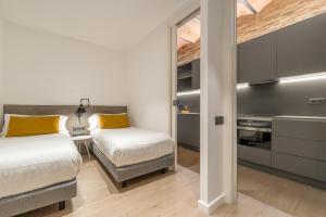 Posteľ alebo postele v izbe v ubytovaní Aspasios Sagrada Familia Apartments
