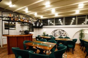 een restaurant met tafels en stoelen en een bar bij Skopje G Hotels in Skopje